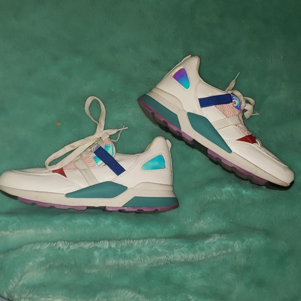 Womans tennis shoes